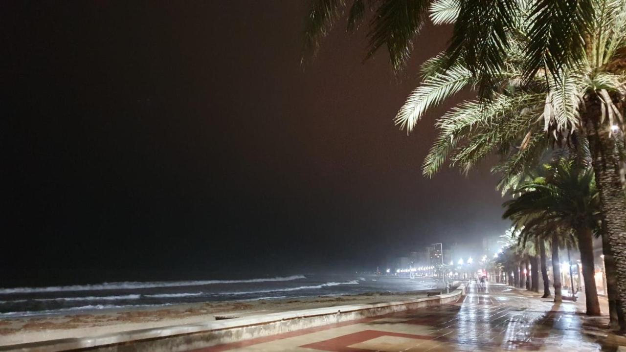 Sobre Las Olas Del Mar El Campello Esterno foto