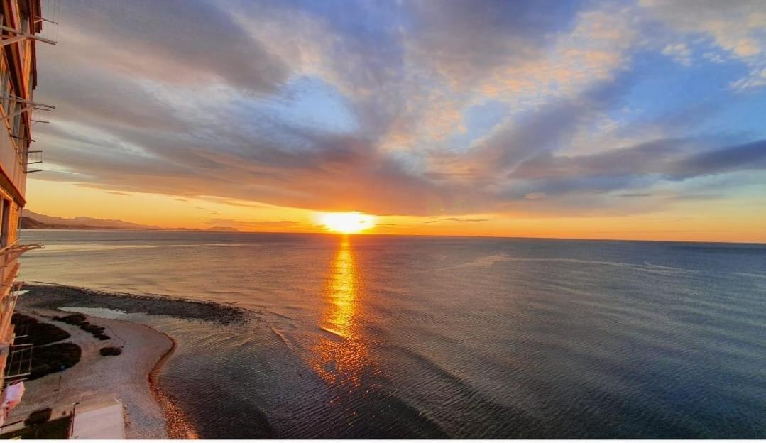 Sobre Las Olas Del Mar El Campello Esterno foto